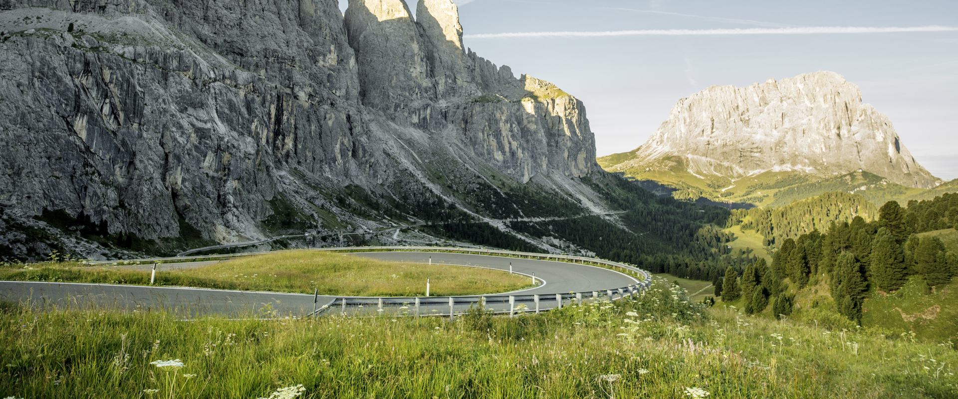 Strada di passo altoatesina nelle Dolomiti italiane con guardrail